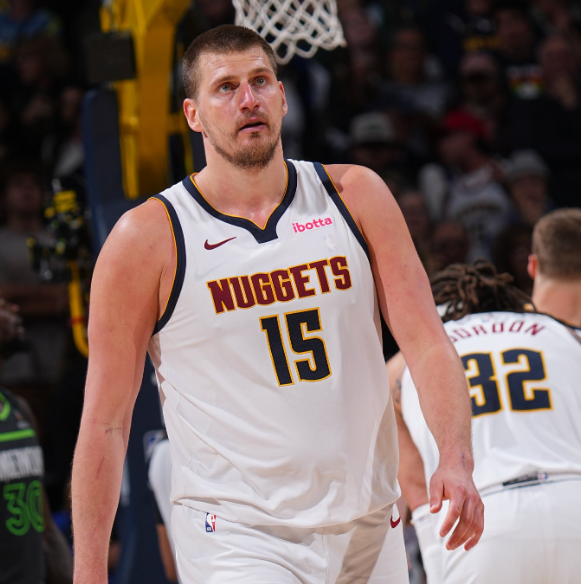 动作不太激情尤文进球后，图多尔打出三拳庆祝.